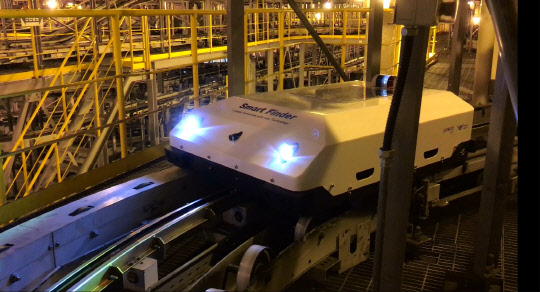 내년 개항하는 인천국제공항 제2여객터미널의 수하물처리시스템(BHS) 구축작업이 마무리됐다. 사진은 수하물처리시스템의 이상 유무를 감시하는 스마트파인더(패트롤 트레이)가 컨베이어벨트를 주행하는 모습.  포스코ICT 제공